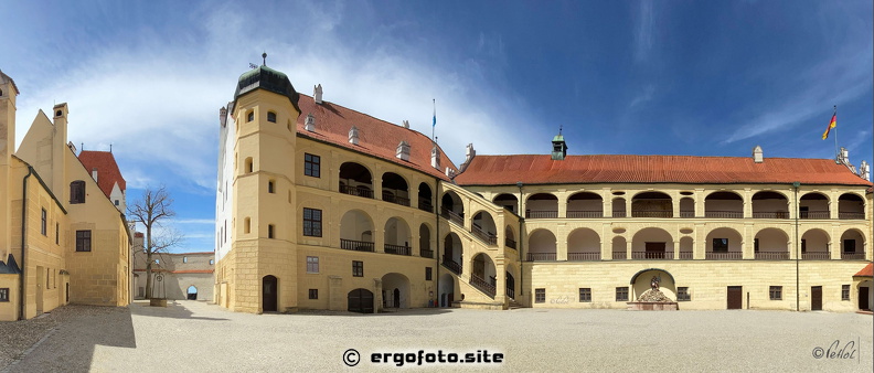 Burg Trausnitz Innenhof.jpg