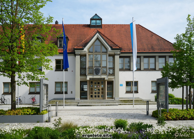 Rathaus Eingang im Mai.JPG