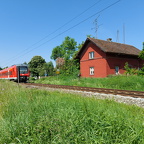 Ergoldinger Bahnhof Südseite mit nach LA fahrenden Zug