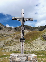 Verwittertes Kreuz in den Südtiroler Bergen
