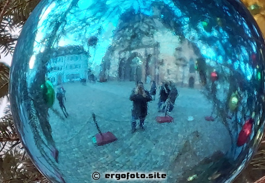 Kugel am Christbaum des Münsterplatzes Basel