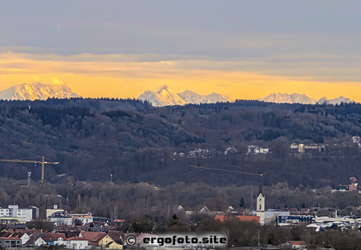 Ergoldinger Kirche St Peter vor föhnigem Alpenpanorama Wohnunge 