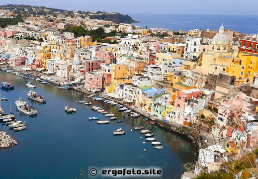 Wasser umringt die Insel und schuf eine natürliche Grenze