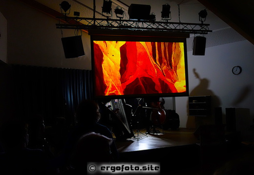 Vernissage mit Kontrabass