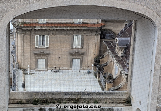 Fenster zum Ausblick auf der Kuppel des Petersdoms