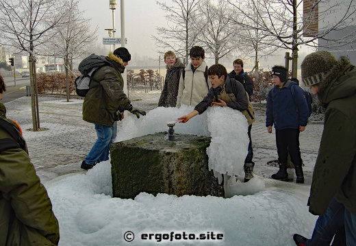 Vereister Springbrunnen mit Kinder