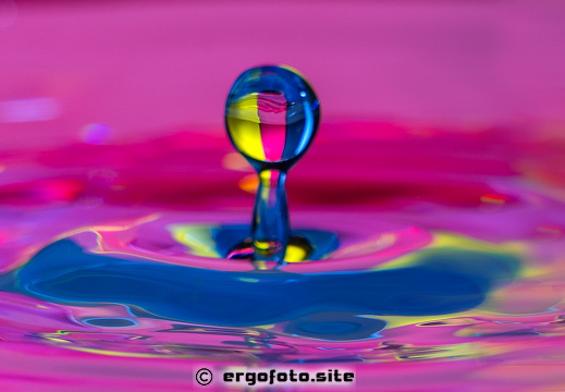 Bunte Spiegelung im Tropfen
