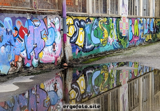 Spiegelung von Streetart in Gars am Kamp 