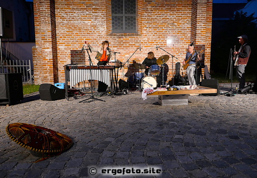 Embryo spielt für den Hut