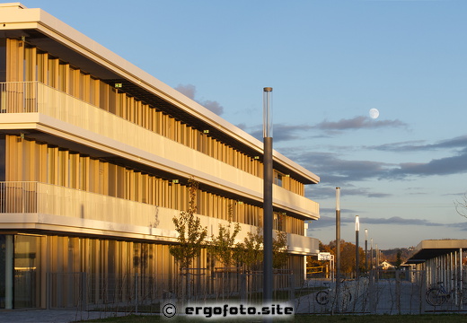 Neue Realschule im Sonnenuntergang