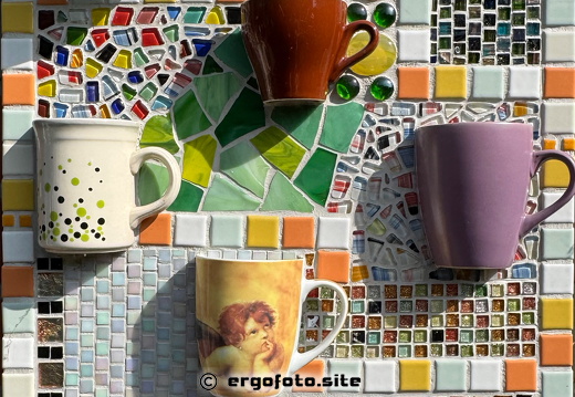 Tassen warten auf Füllung