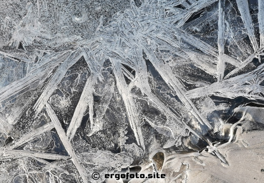 Eiskristallwelt am Ufer
